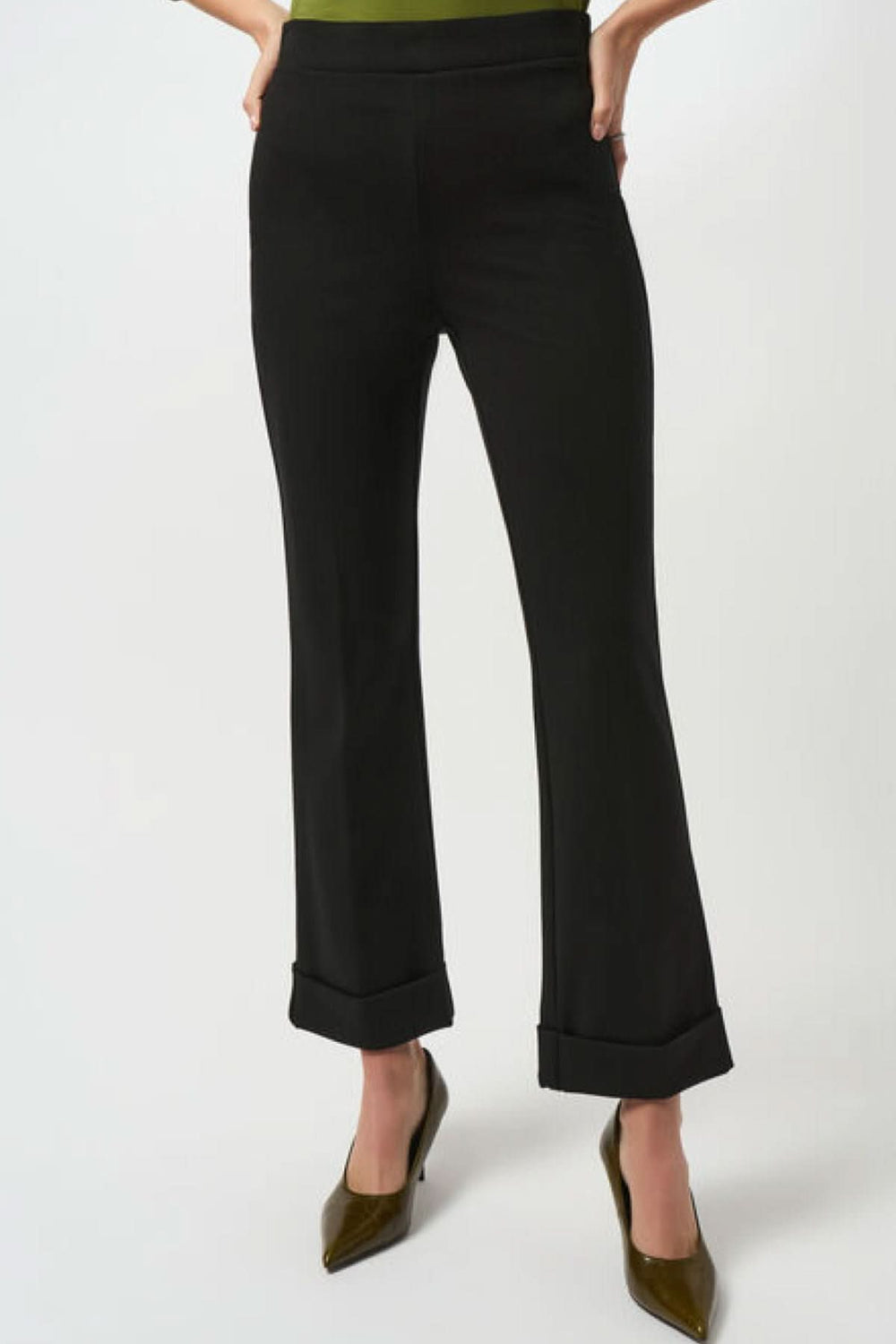 Pantalon noir classique évasé avec ourlet retourné, élégant pour bureau ou sorties habillées.