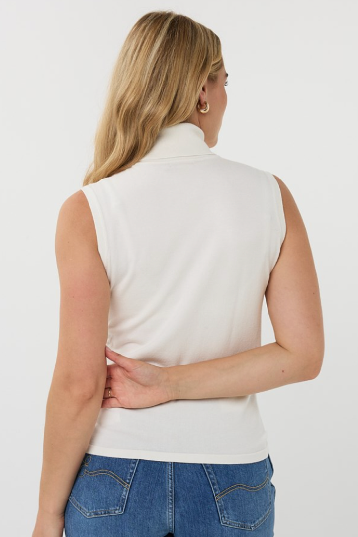 Femme vue de dos portant un col roulé sans manches blanc, style chic et polyvalent, parfait pour diverses occasions.