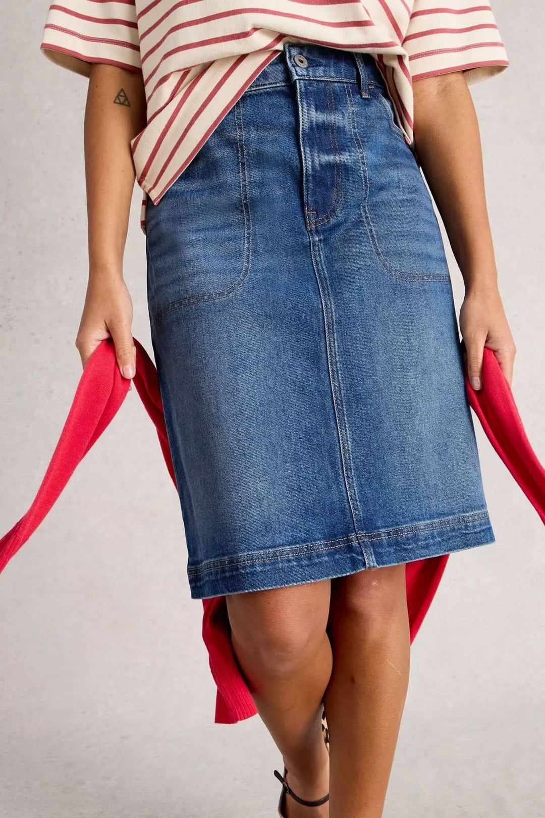 Jupe en denim bleu classique avec taille haute, coupe droite et style polyvalent, idéale pour un look casual chic.