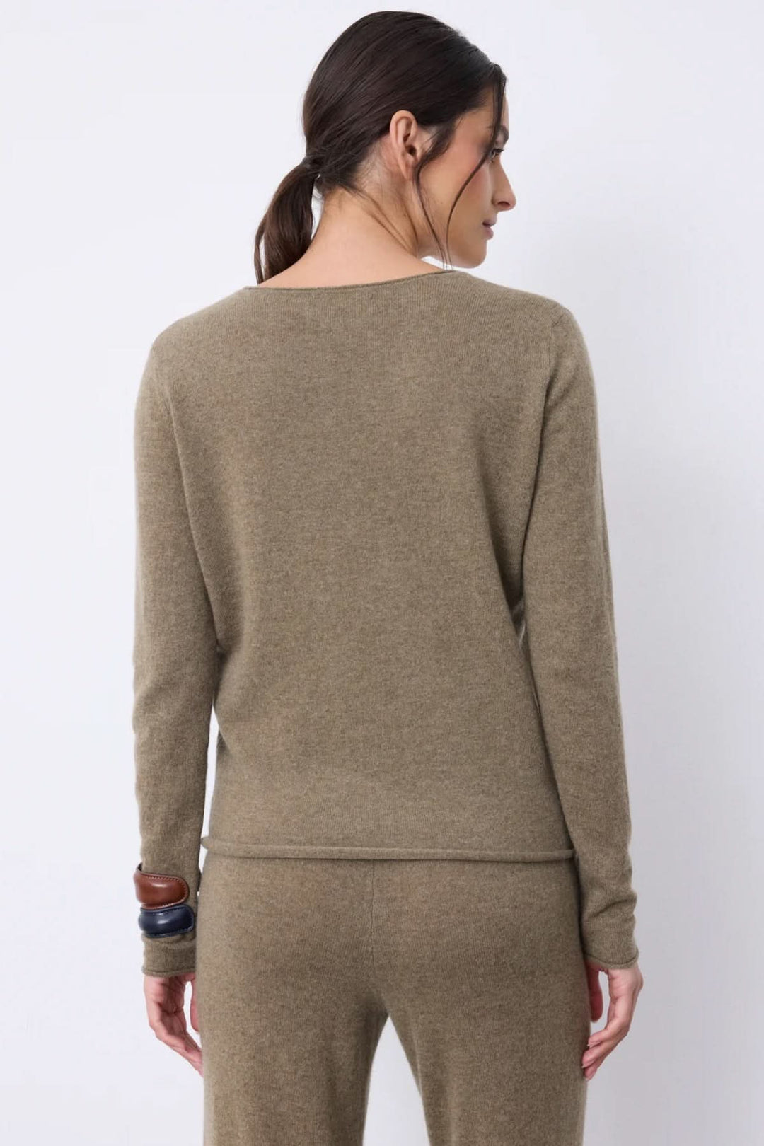 Chandail à manches longues en maille douce avec encolure en V, vue de dos, coloris kaki, coupe droite élégante.