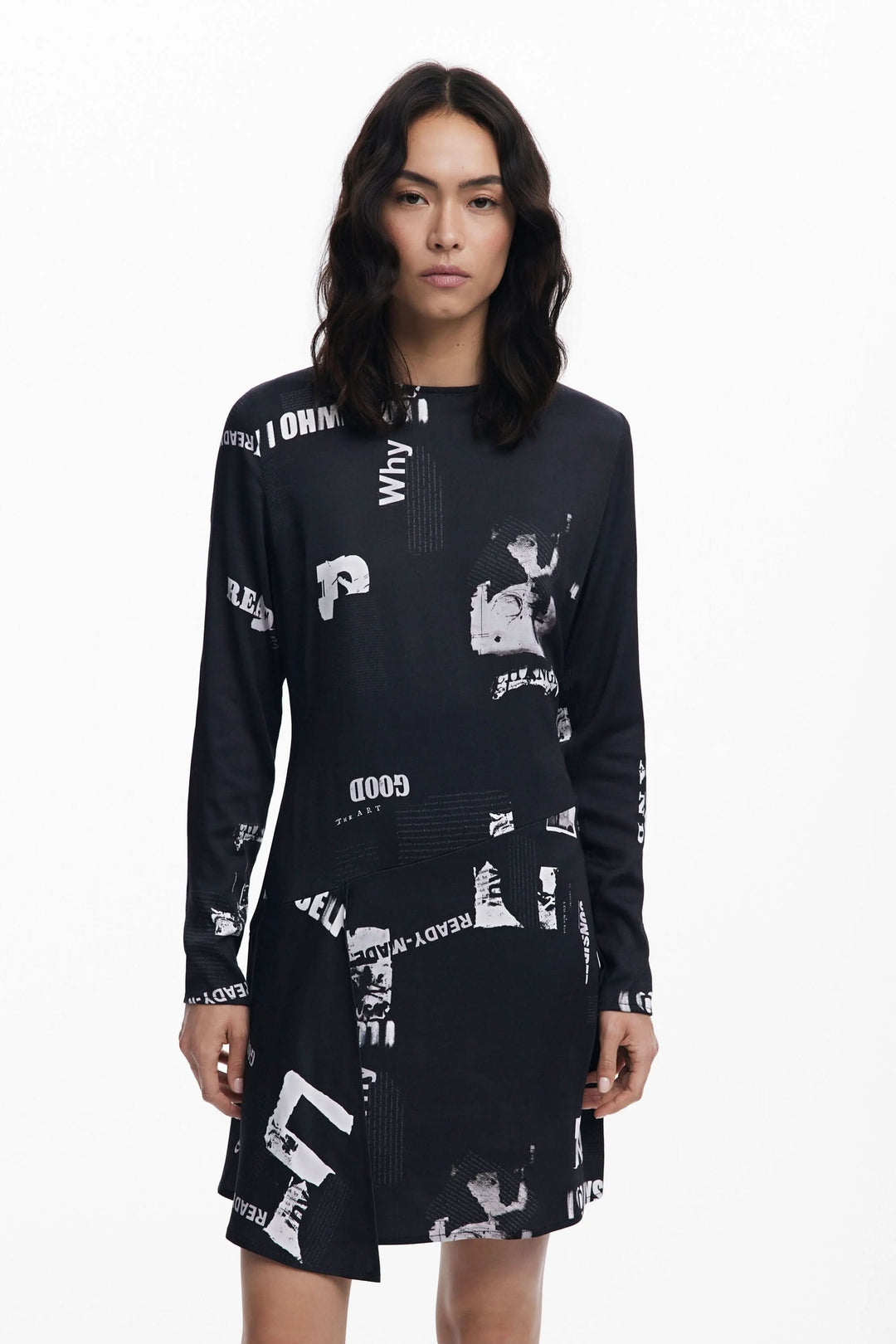 Robe manches longues avec imprimé typographique noir et blanc, style moderne et urbain.