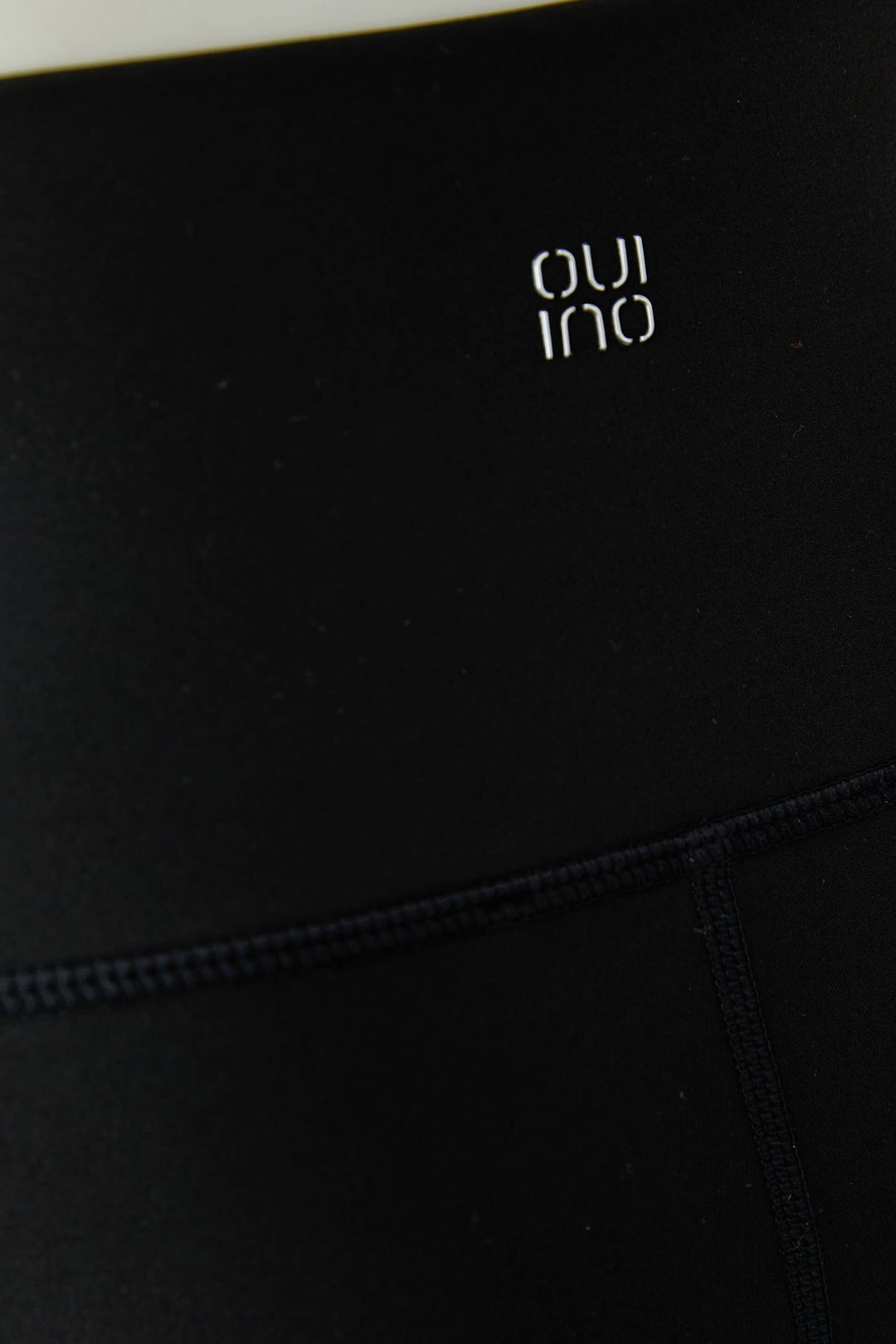 Vue de face legging 7/8 taille haute pour femme noir avec logo discret Oui - Valérie Simon