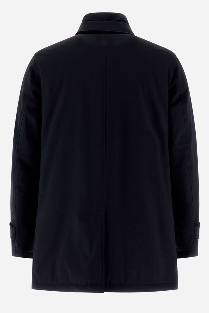 Trench coat noir en tissu extensible, résistant à l'eau et à la course, vue arrière avec col classique.