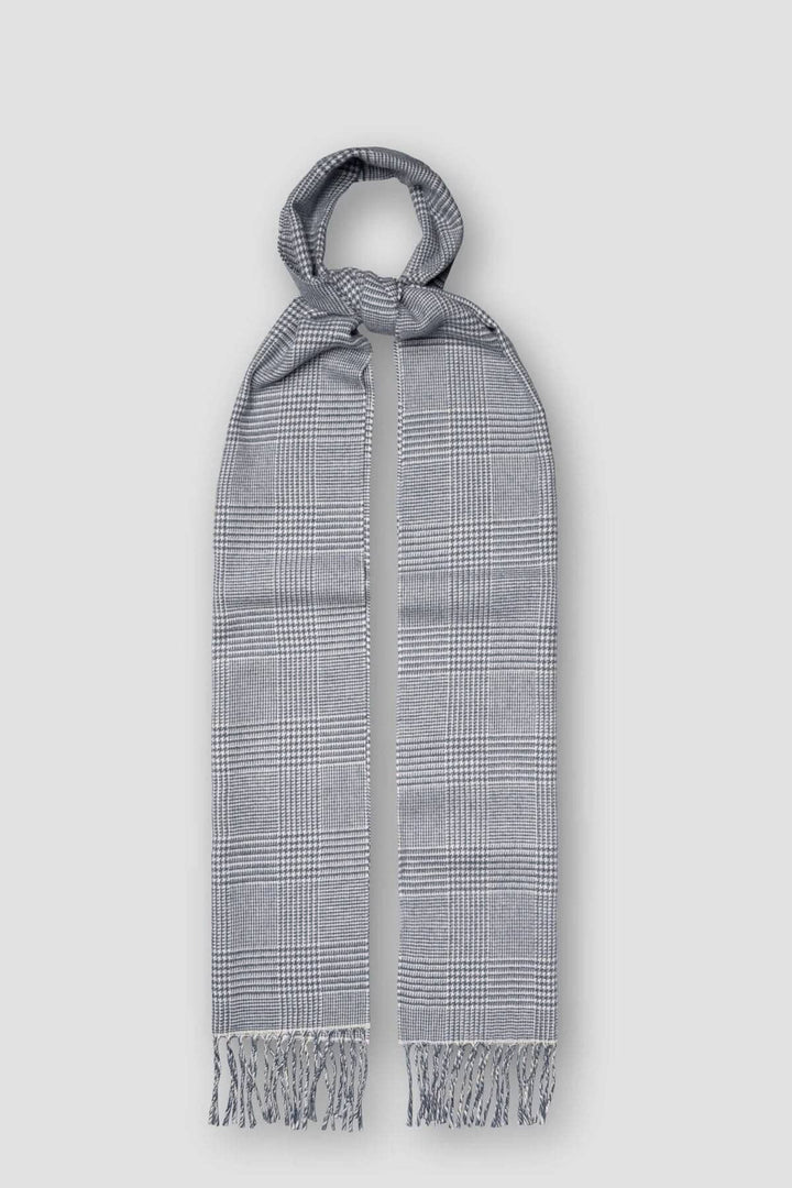 Foulard à carreaux bleu pâle Eton, élégant et polyvalent, pour ajouter une touche de style à n'importe quelle tenue.