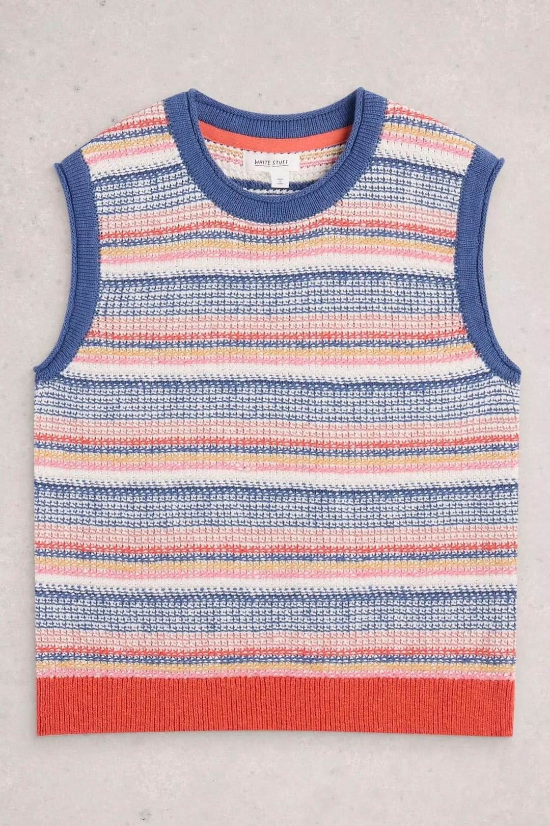 Veste sans manche Tara en maille texturée, rayures multicolores, encolure ronde côtelée, tendance rétro et moderne.