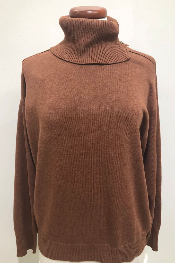 Chandail col roulé marron en coton avec détails côtelés et boutons, adapté pour des tenues professionnelles ou décontractées.