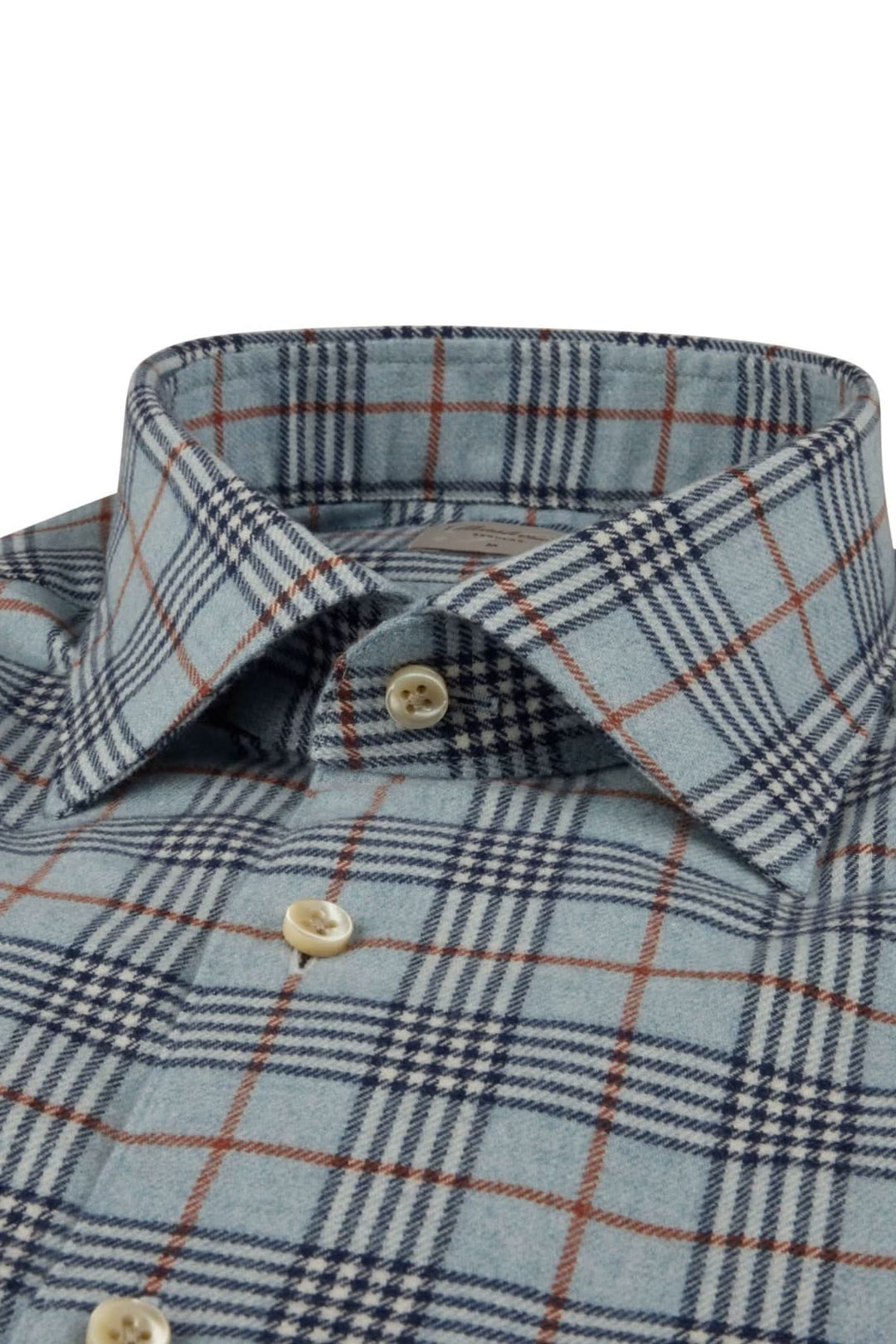 Chemise à carreaux en flanelle coton double retors avec col cut away et boutons en nacre, reflétant élégance et durabilité.