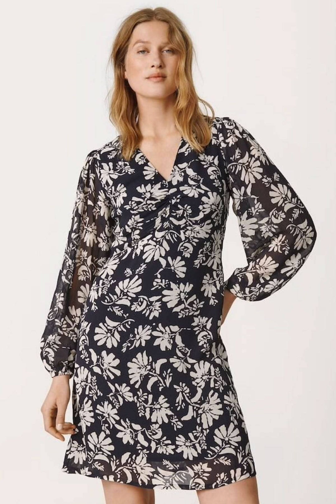 Robe Fiona à motifs floraux, manches longues et coupe régulière, parfaite pour toutes les occasions.