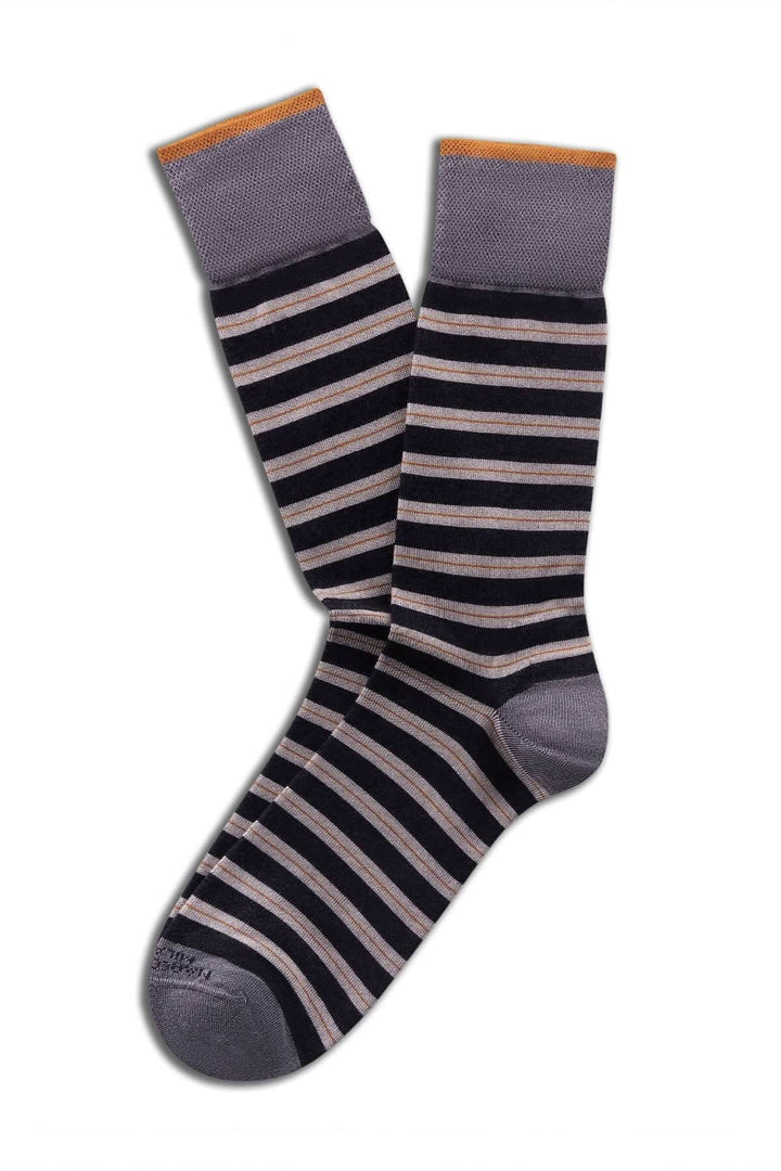 Bas rayures avec motif à rayures contrastantes, maille extensible. Élégants et confortables, parfaits avec un jean ajusté.