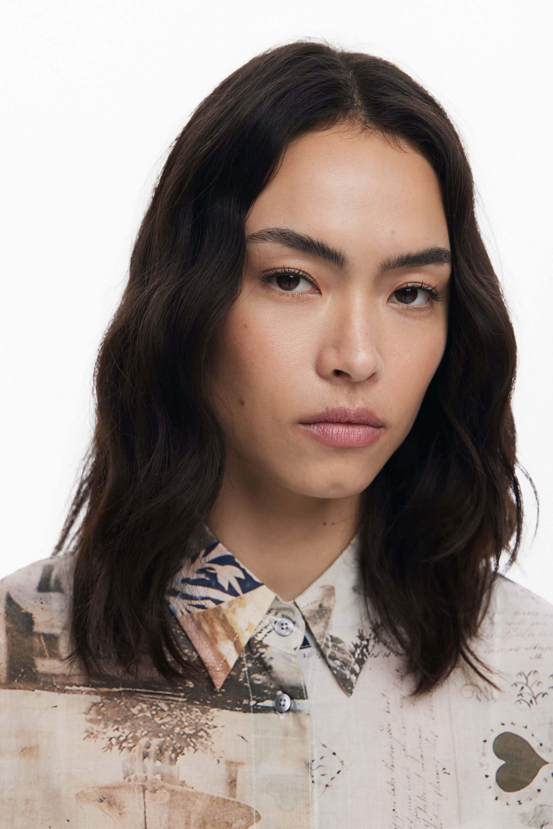 Chemise à manches longues avec imprimé vintage, idéale pour un look audacieux et créatif.