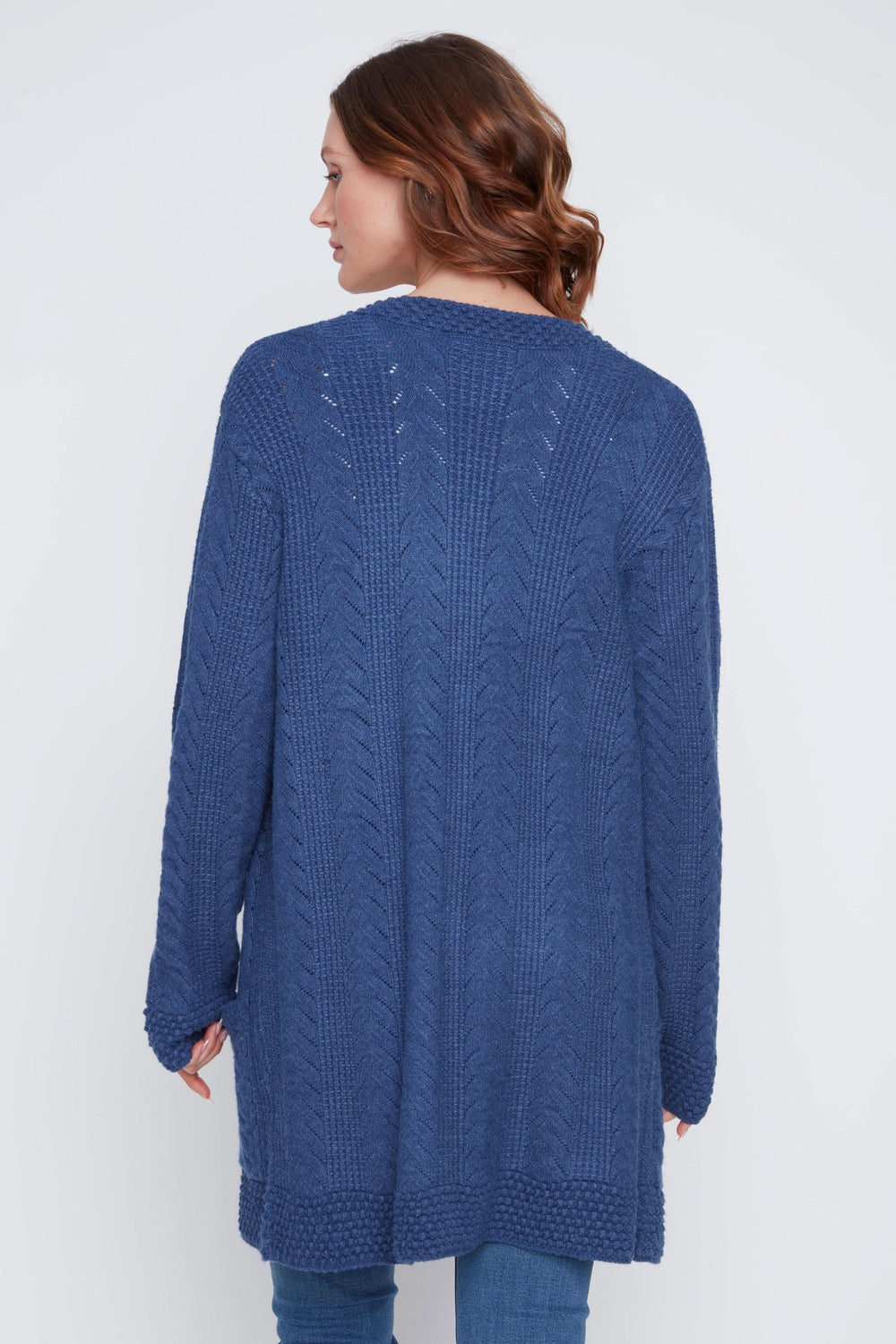 Cardigan long à manches longues, maille torsadée, couleur bleu, coupe ouverte et décontractée vue de dos.