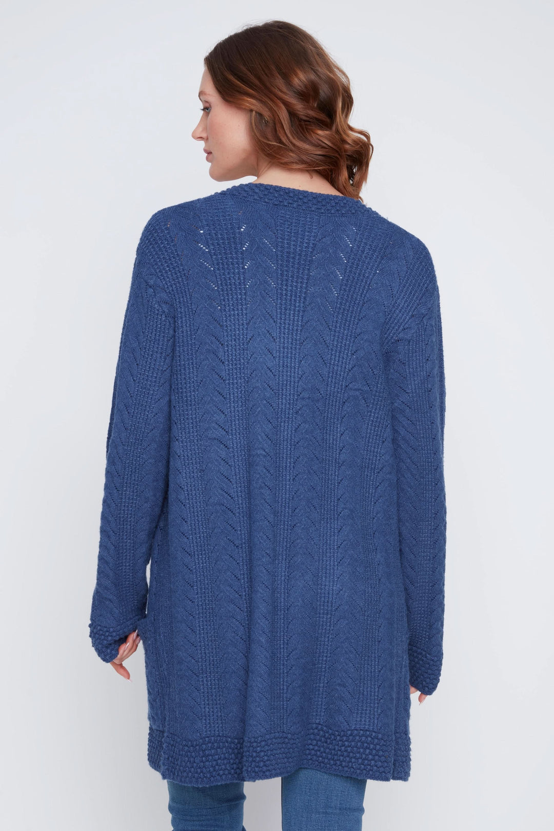Cardigan long à manches longues, maille torsadée, couleur bleu, coupe ouverte et décontractée vue de dos.