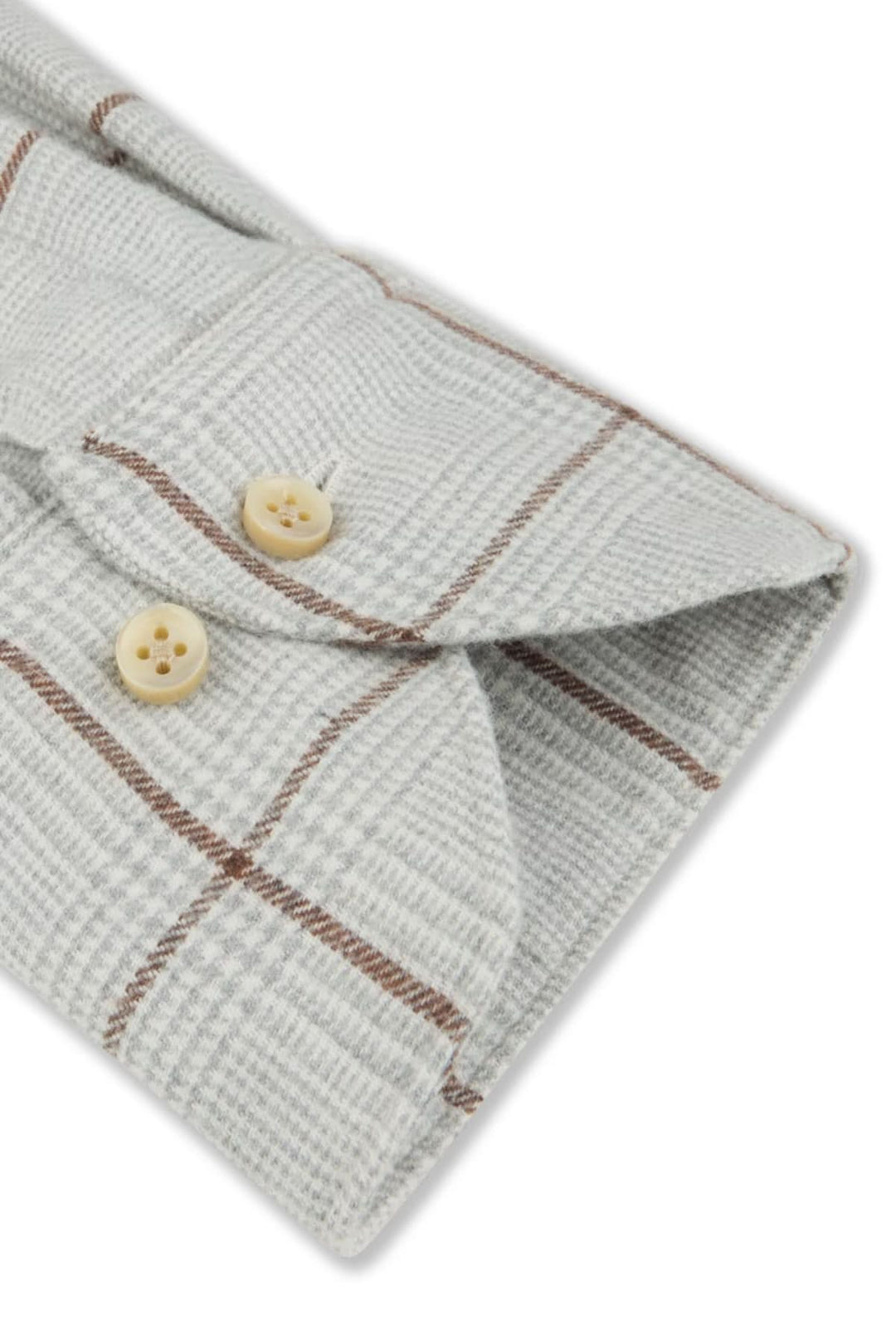 Manche de chemise en flanelle grise à carreaux avec boutons en nacre, textile en coton doux pour un style élégant.