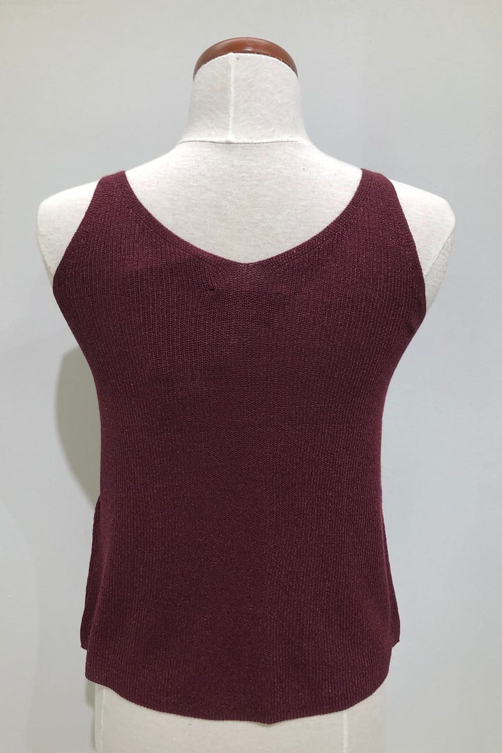 Camisole en V scintillante de couleur bordeaux, tissu tricoté léger avec un tombé fluide.