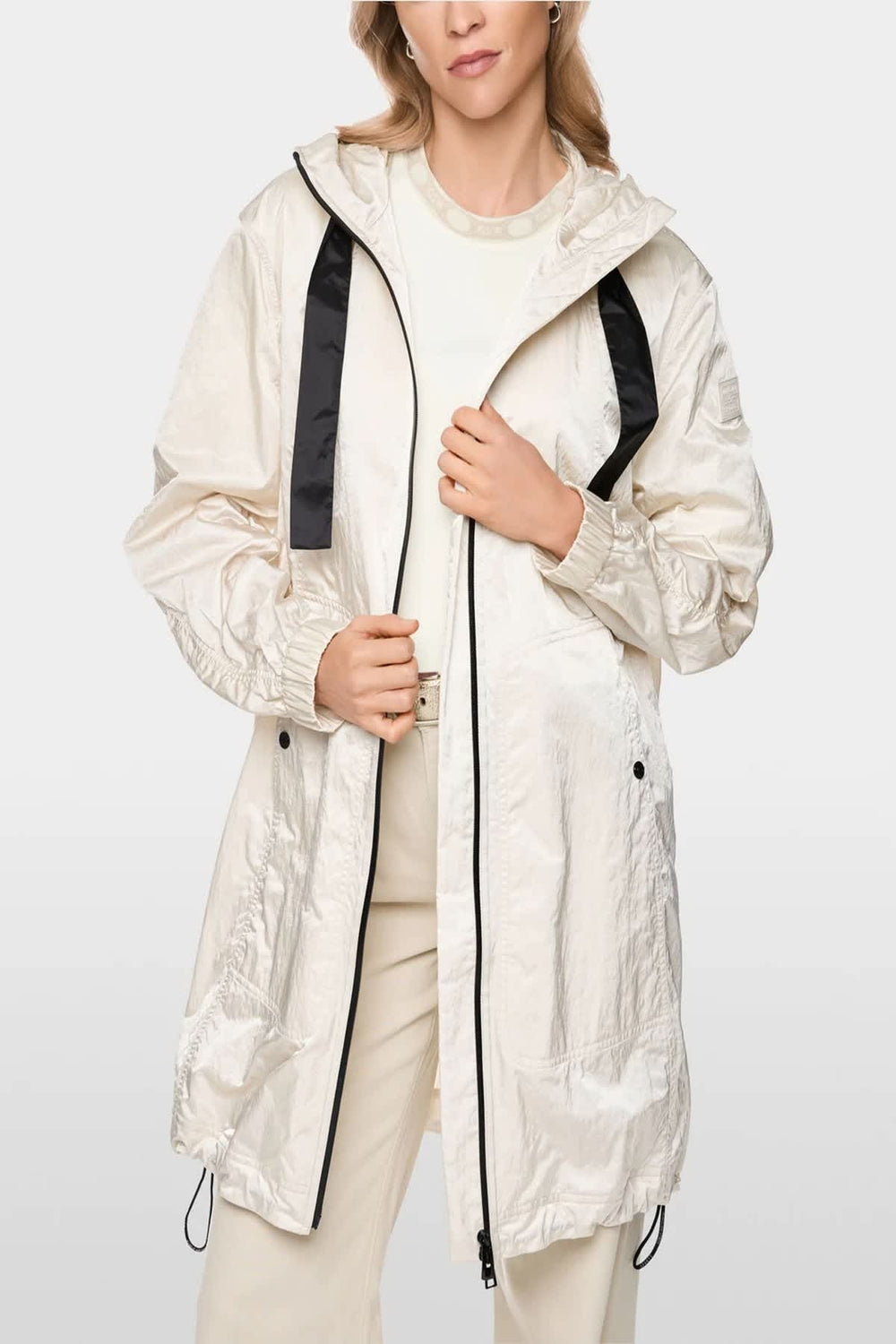 Side view Fit—Marc Cain women's black windbreaker with hood and zippered pocket details - Valérie Simon