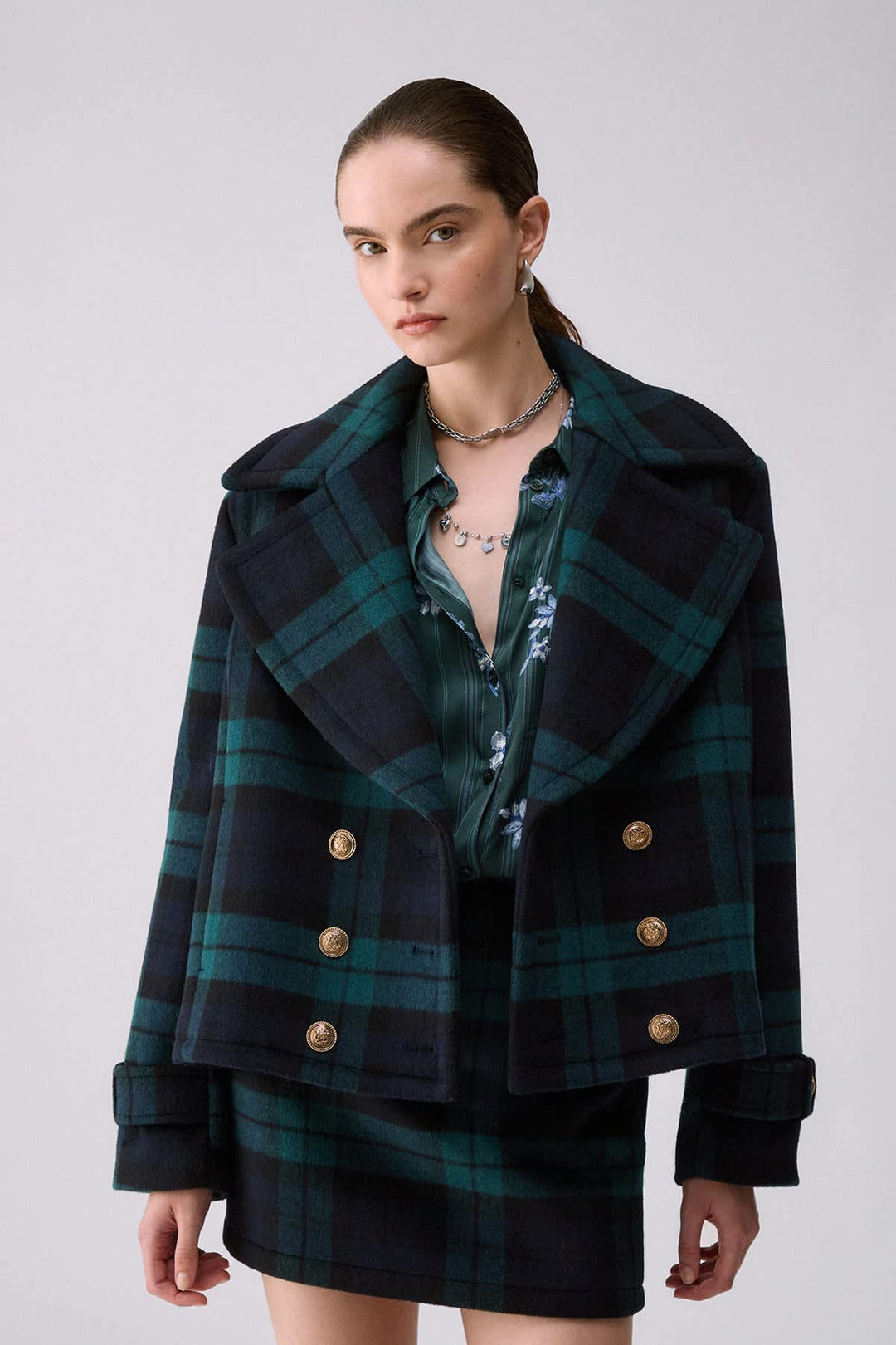 Manteau court à carreaux et double boutonnage vue de face pour femme liujo