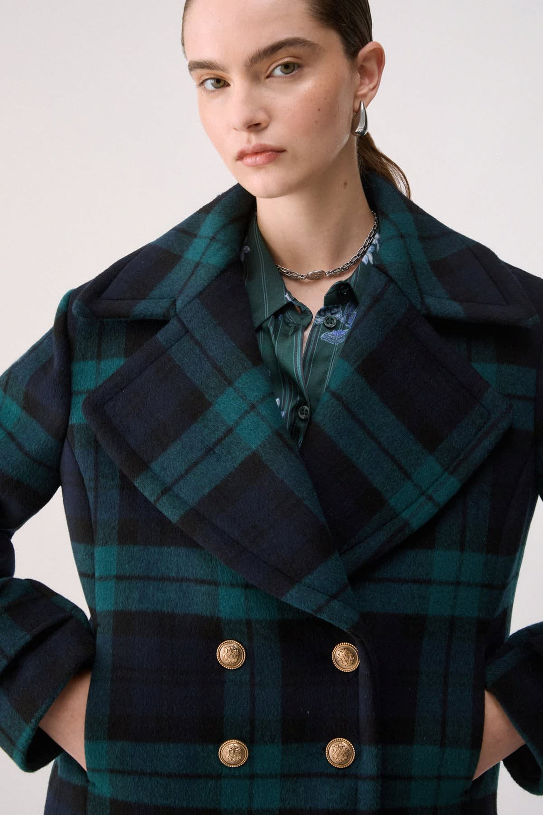 Manteau court à carreaux et double boutonnage vue de face pour femme liujo