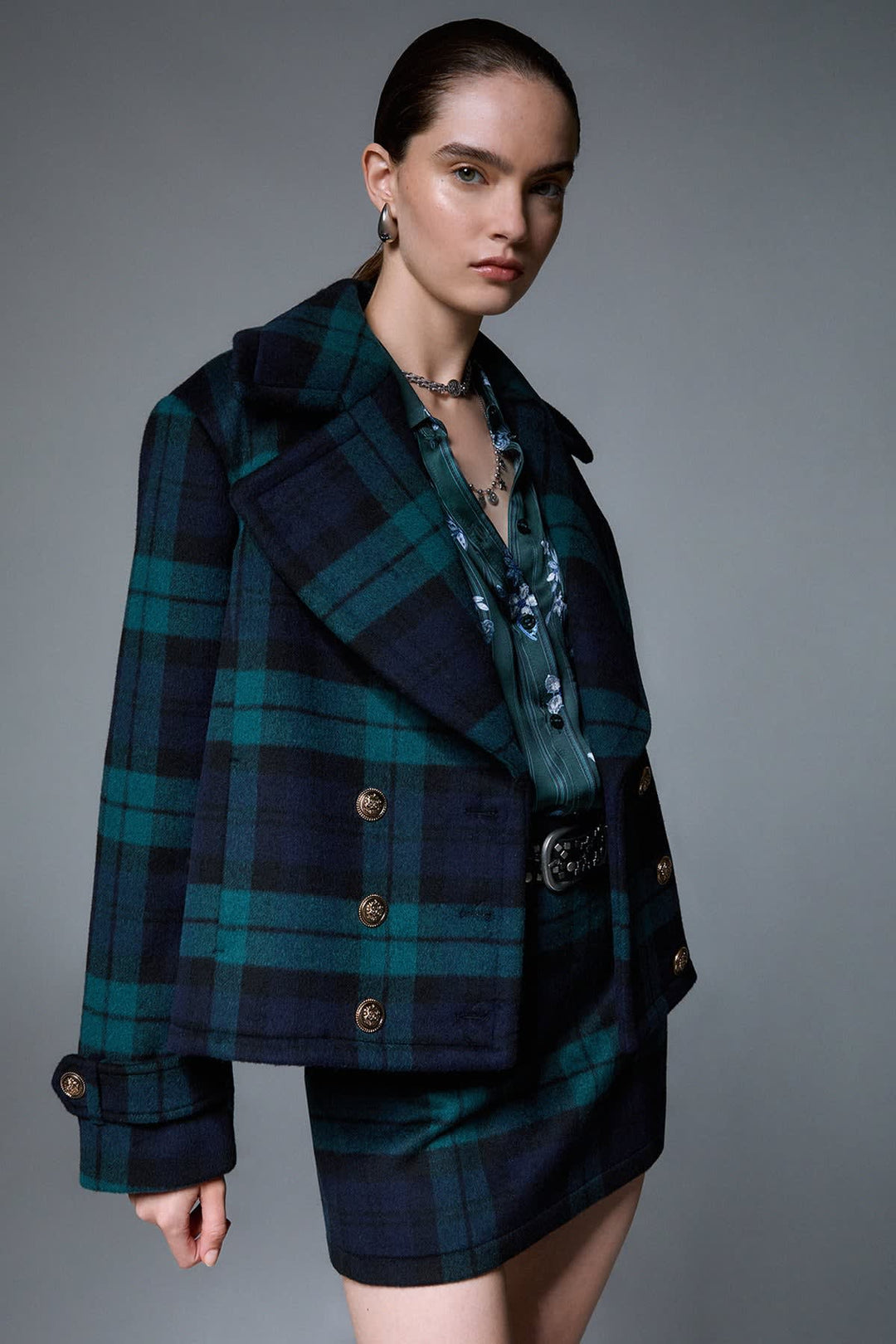 Manteau court à carreaux et double boutonnage vue de face pour femme liujo