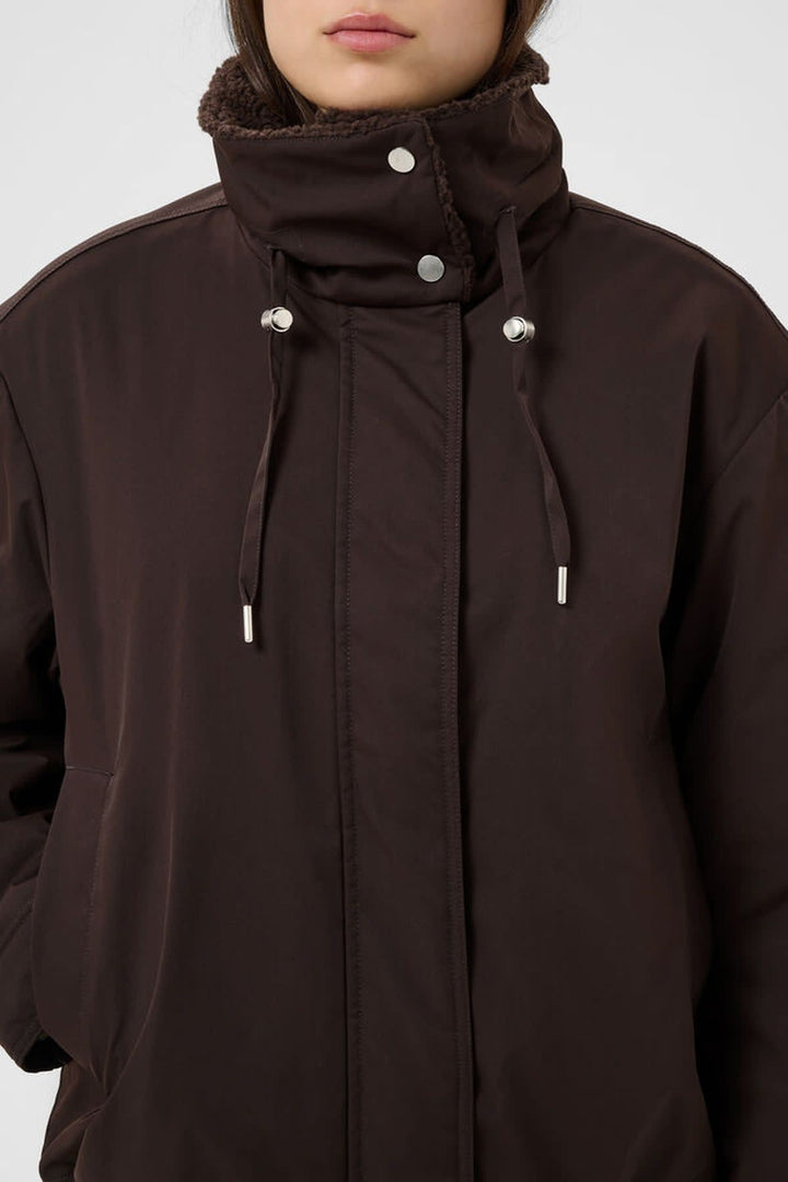 Vue de face manteau court col montant Cathia pour femme noir avec boutons visibles - Valérie Simon