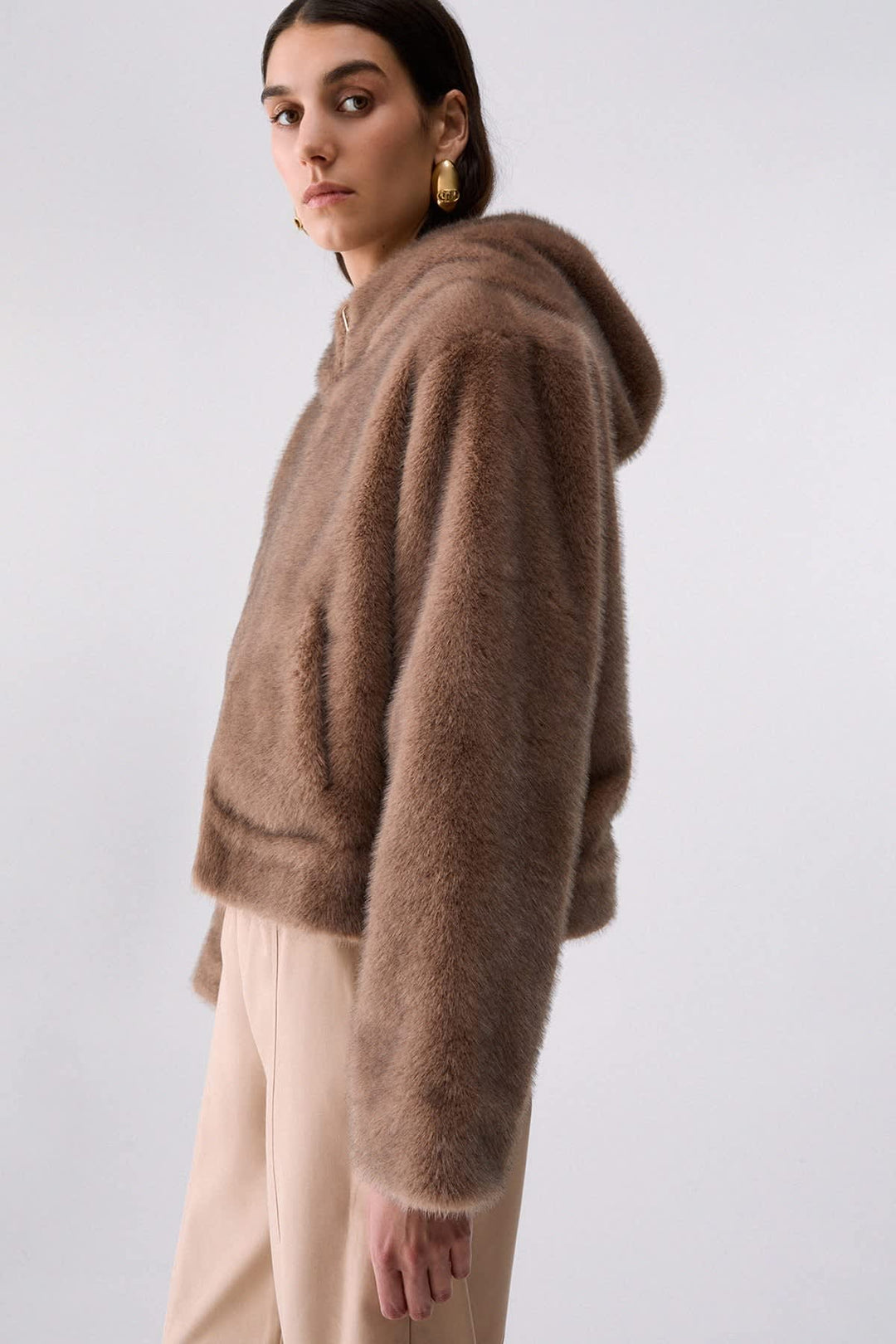 Manteau court effet fourrure à capuchon vue de face pour femme liujo