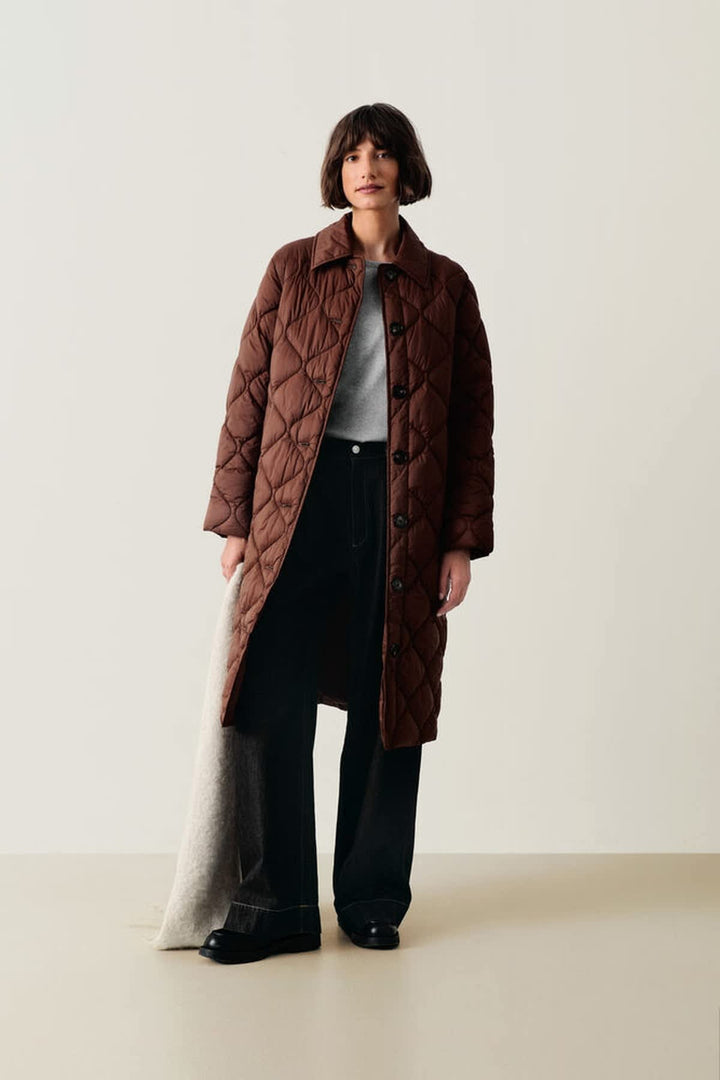 Vue latérale manteau matelassé Carine Part Two beige avec poches inclinées pour femme - Valérie Simon