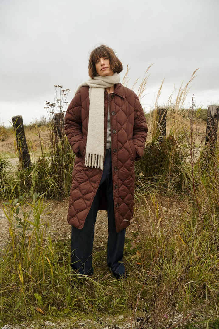 Vue de face manteau matelassé Part Two Carine pour femme en beige avec col montant - Valérie Simon