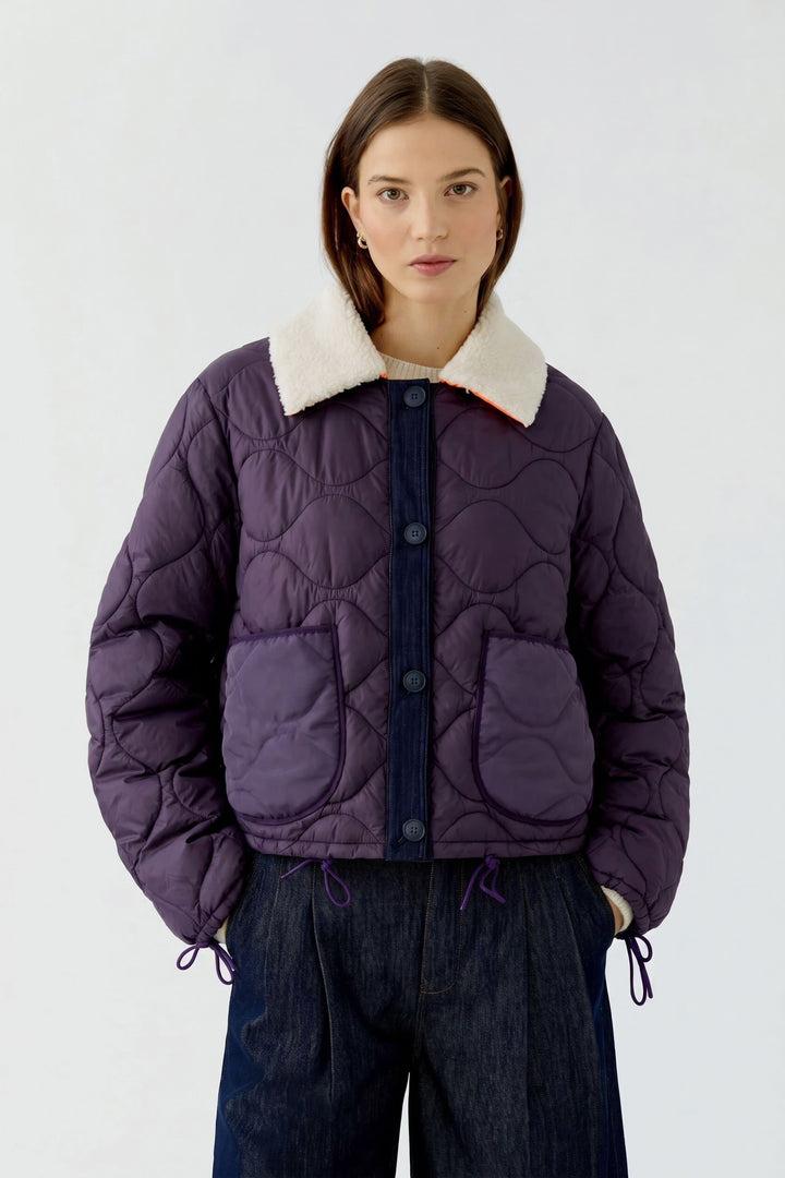 Vue de dos manteau réversible Oui femme beige avec intérieur bleu matelassé - Valérie Simon