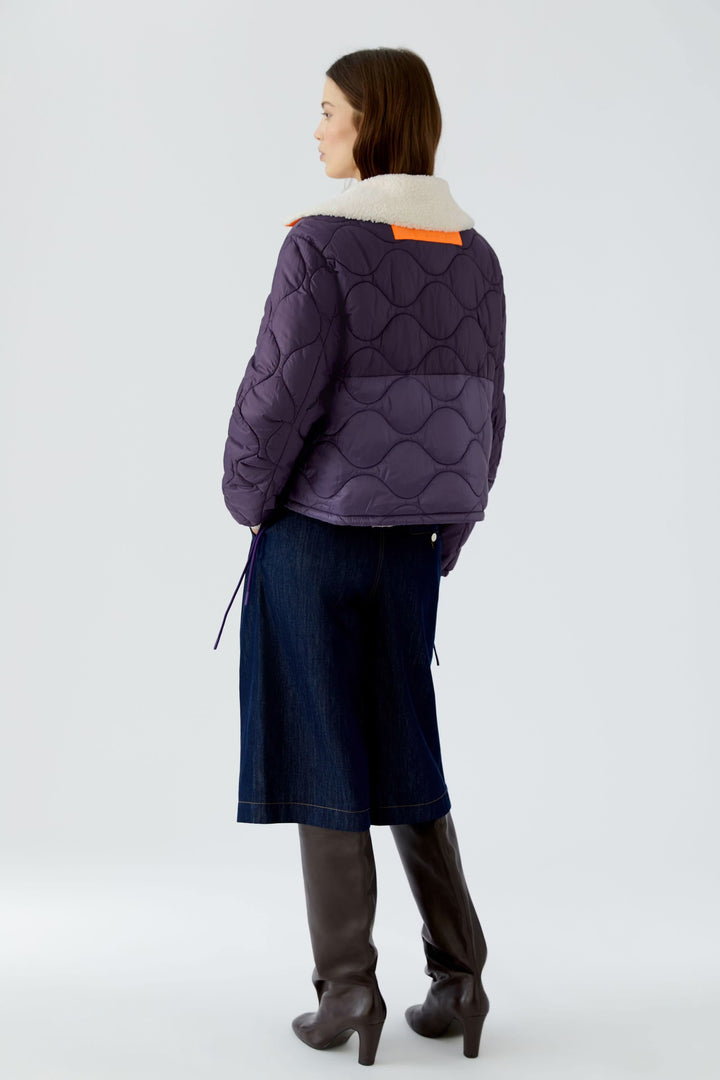 Vue de face manteau réversible matelassé Oui violet avec boutons visibles - Valérie Simon