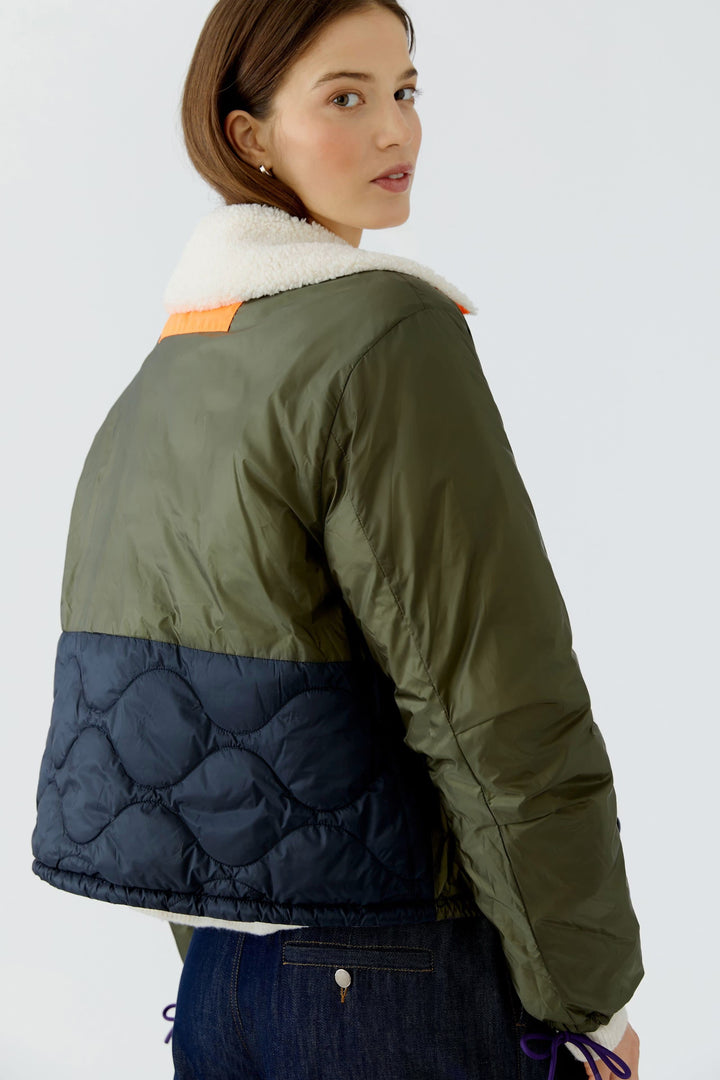 Vue de face manteau réversible vert mattelassé avec capuche pour femme - Valérie Simon