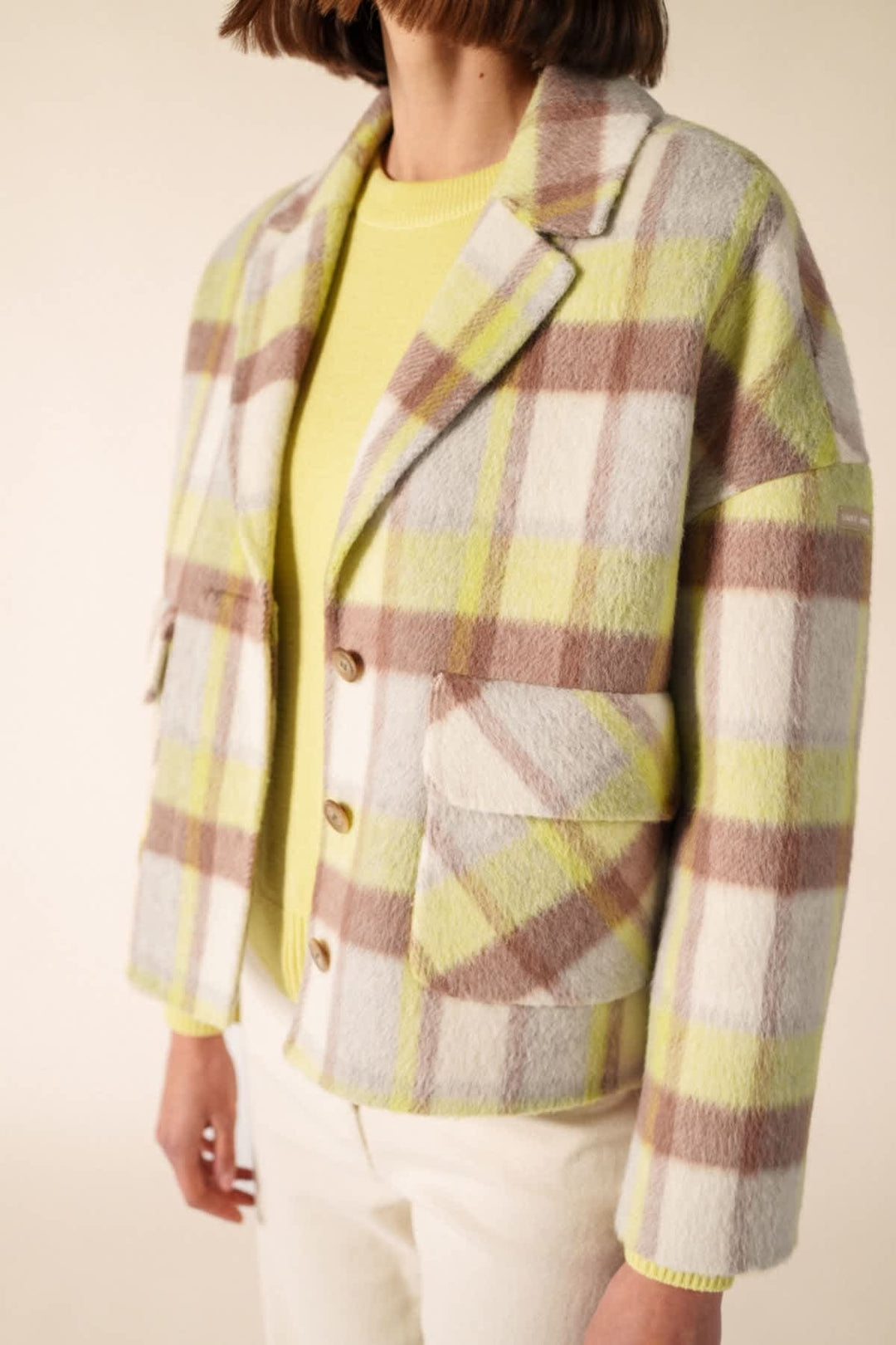 Vue de côté manteau Saint James pour femme gris avec boutons accentués - Valérie Simon