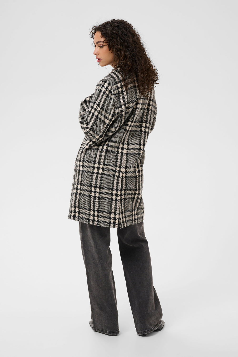 Side view of the brown Kaffe checkered women's coat with visible pockets - Valérie Simon