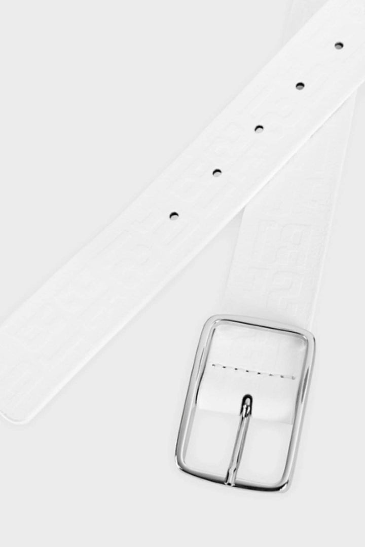 Ceinture en cuir blanche avec boucle en métal, imprimé en relief et design élégant, fabriquée en Italie.