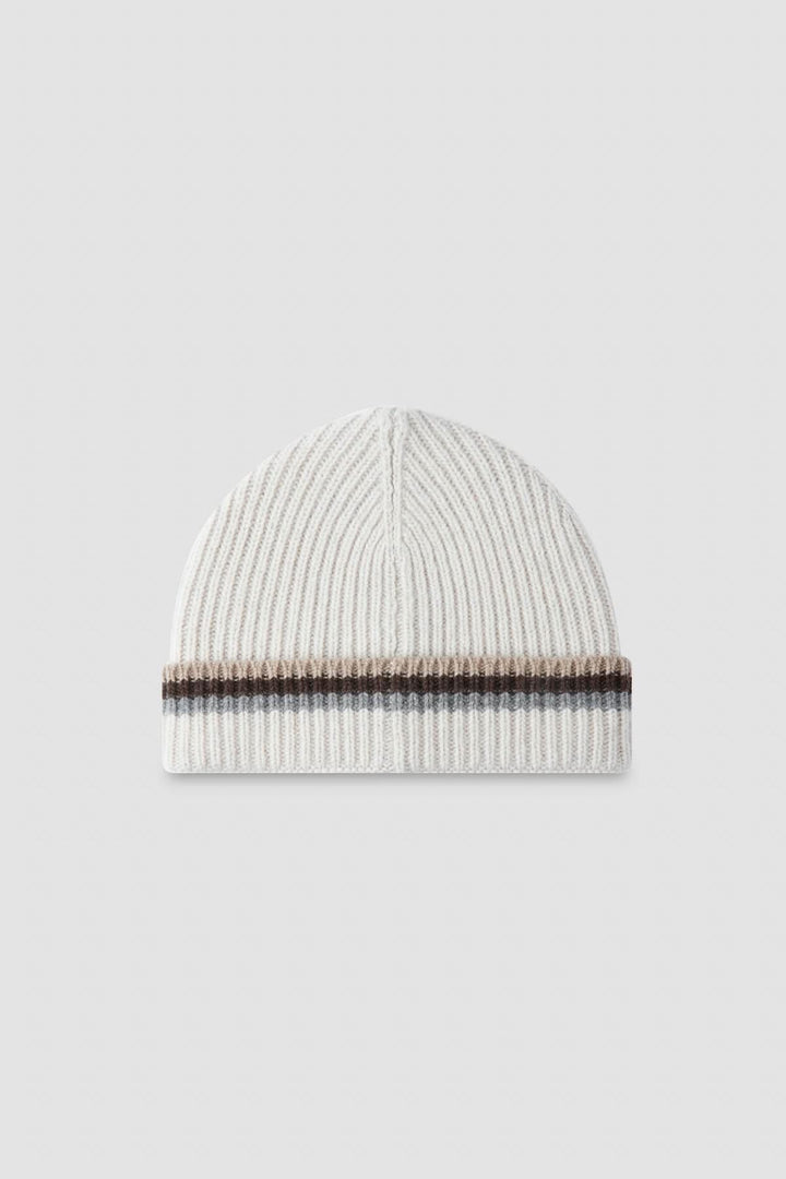 Tuque à revers en tricot côtelé blanc avec rayures contrastantes, idéale pour les jours froids.
