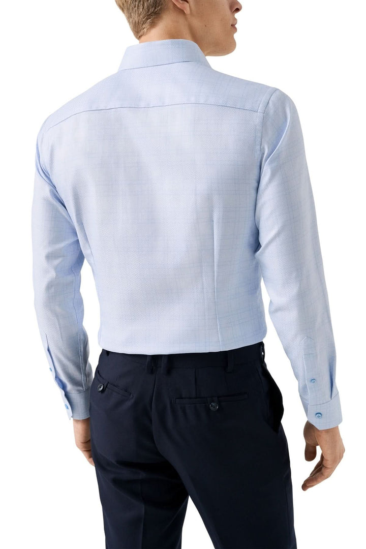 Chemise en coton bleu clair à carreaux fins vue de dos avec tissu texturé et col ouvert pour un look professionnel élégant