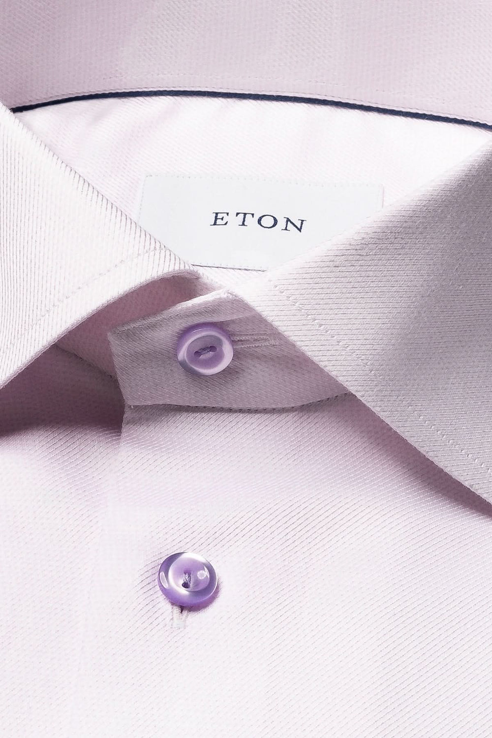 Chemise en coton lilas à effet texturé avec boutons violets et col cutaway, idéale pour le bureau et occasions spéciales.
