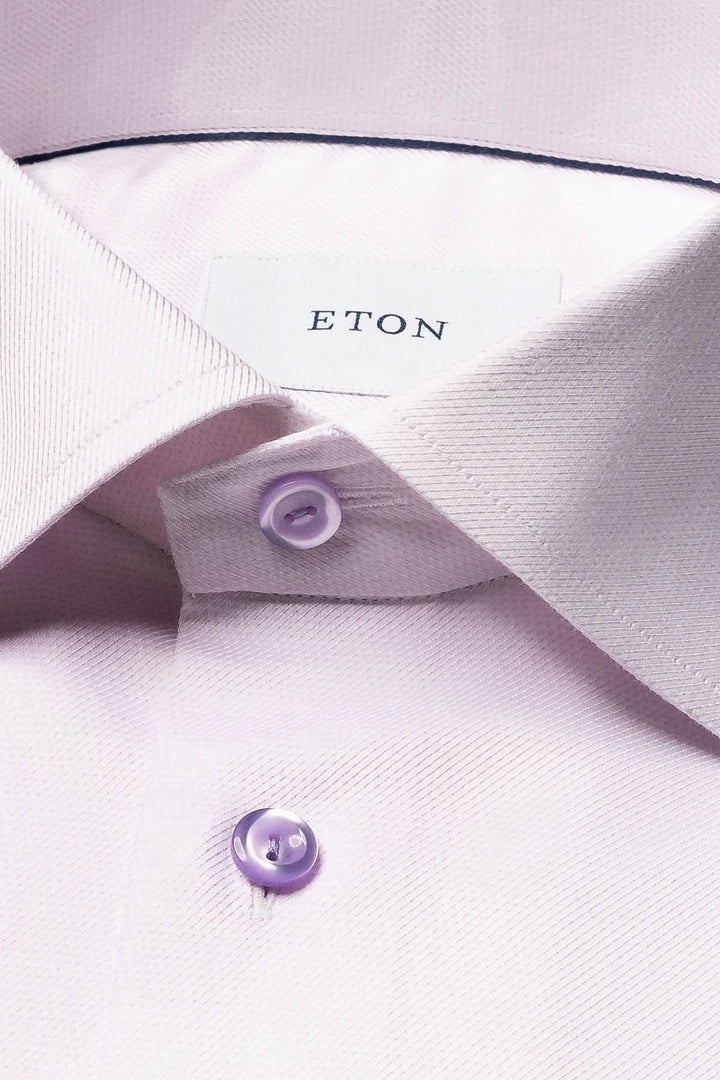 Chemise en coton lilas à effet texturé avec boutons violets et col cutaway, idéale pour le bureau et occasions spéciales.