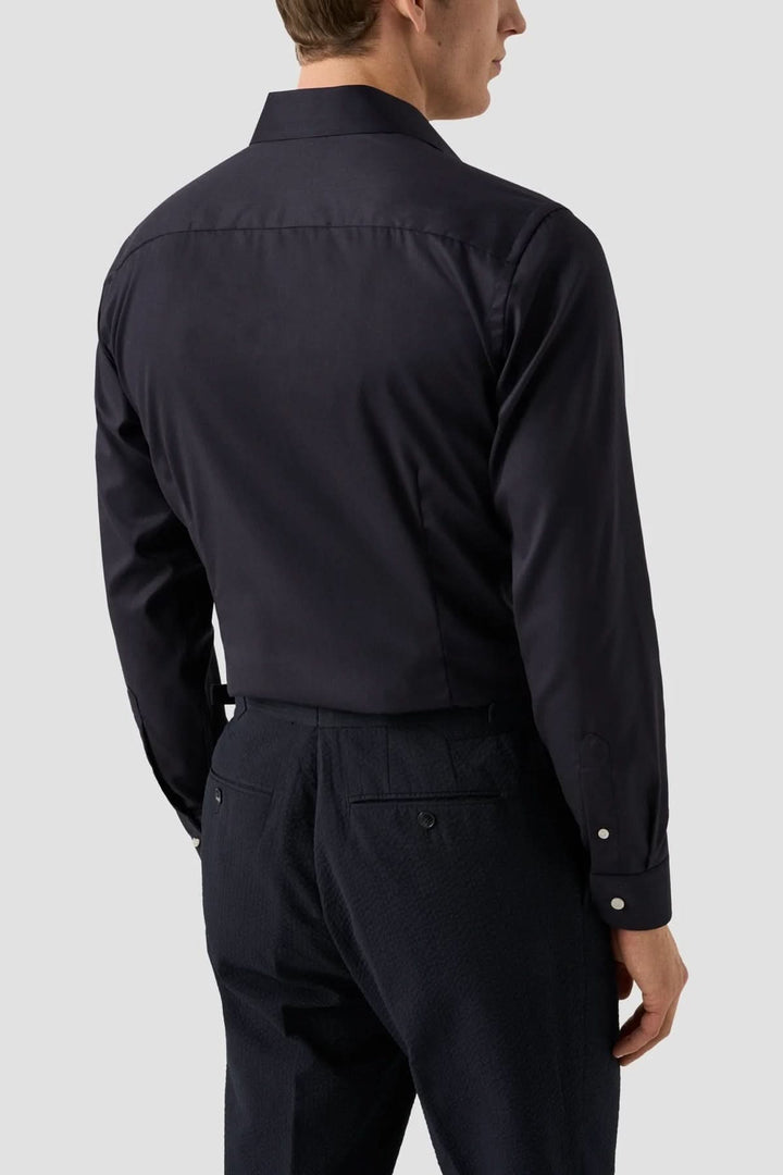Homme portant une chemise en coton twill avec détails cachemire, vue de dos, style élégant et coupe ajustée, col italien.