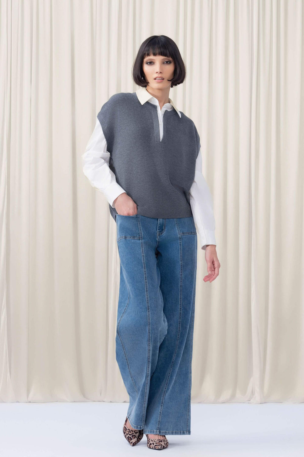 Chandail avec blouse encolure polo, coupe droite, porté avec jeans, look chic décontracté.