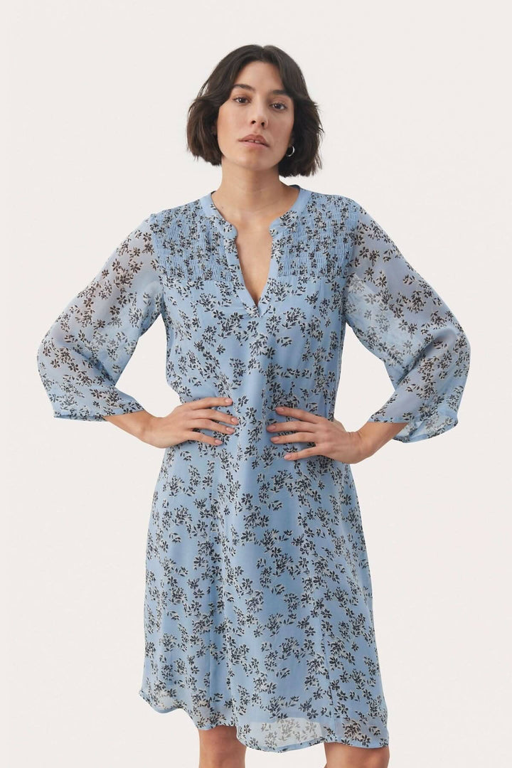 Robe fleurie Elka, élégante et légère, parfaite pour toutes les occasions, coloris bleu avec motifs.