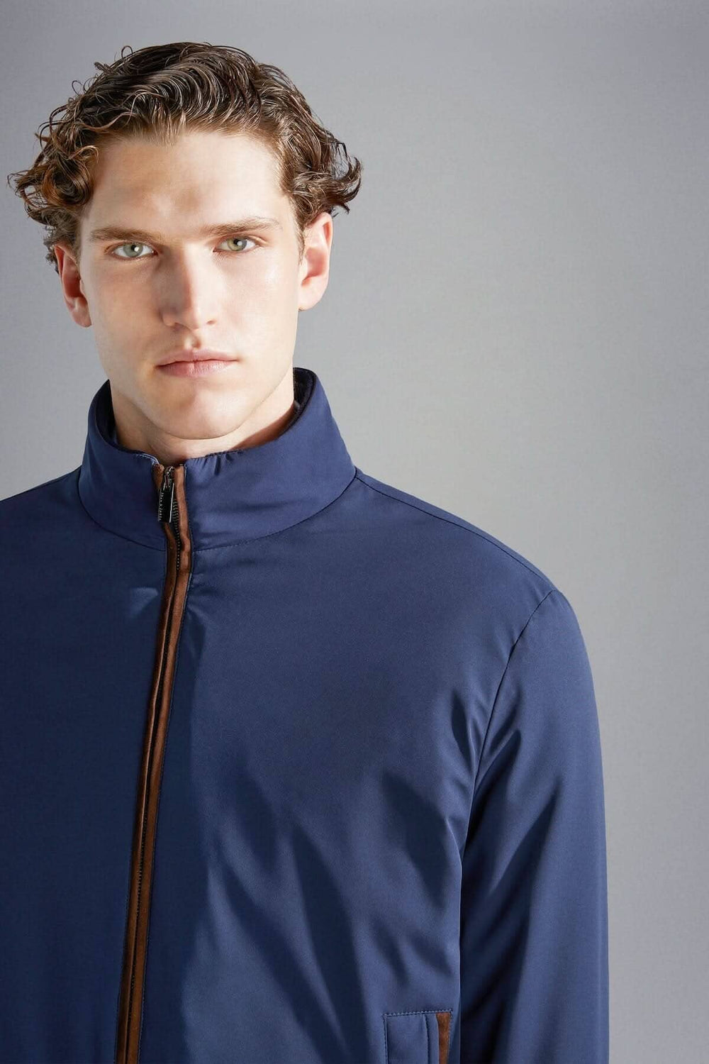 Homme portant une veste doublée d'automne de Paul & Shark, alliant style et confort.