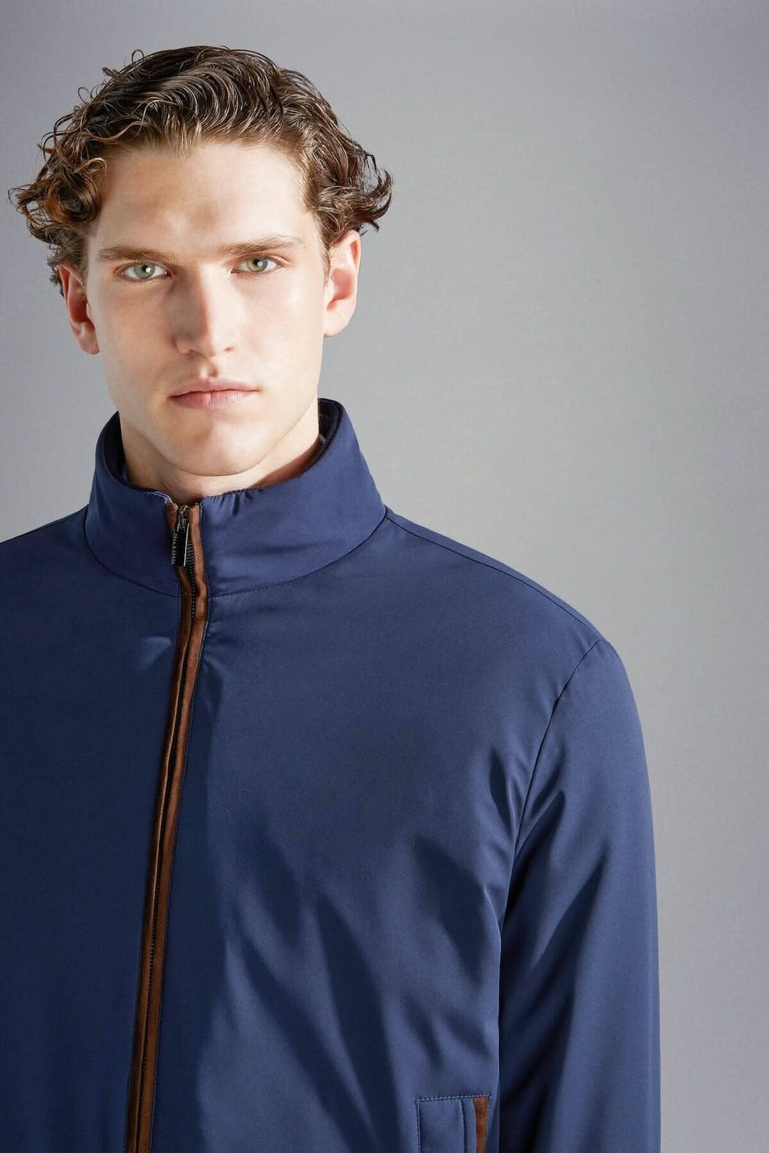 Homme portant une veste doublée d'automne de Paul & Shark, alliant style et confort.