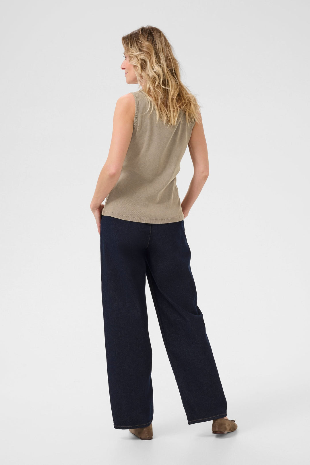 Camisole Talia en tricot côtelé, vue arrière, portée avec pantalon large, style minimaliste et élégant.