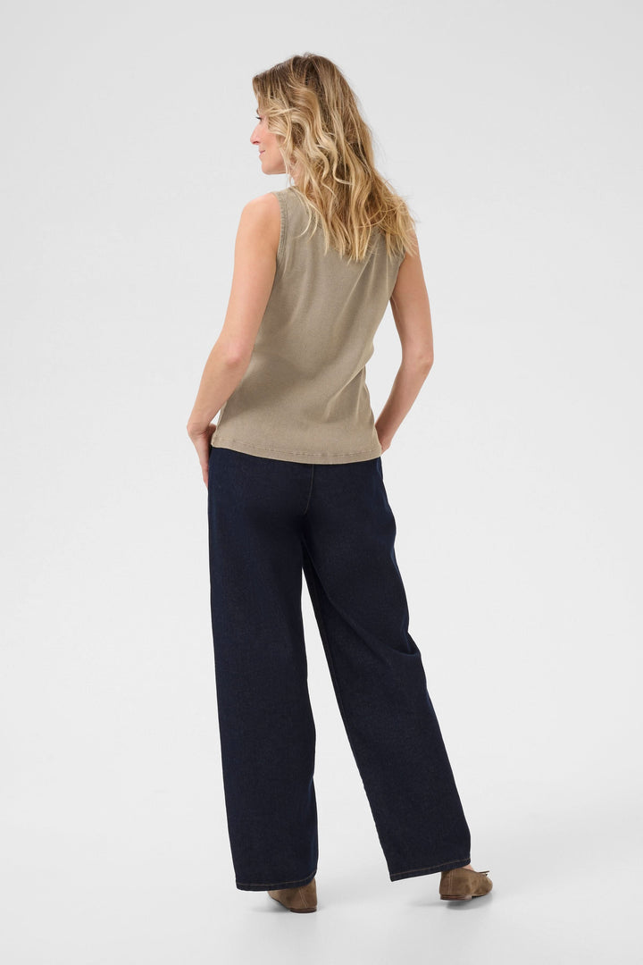 Camisole Talia en tricot côtelé, vue arrière, portée avec pantalon large, style minimaliste et élégant.