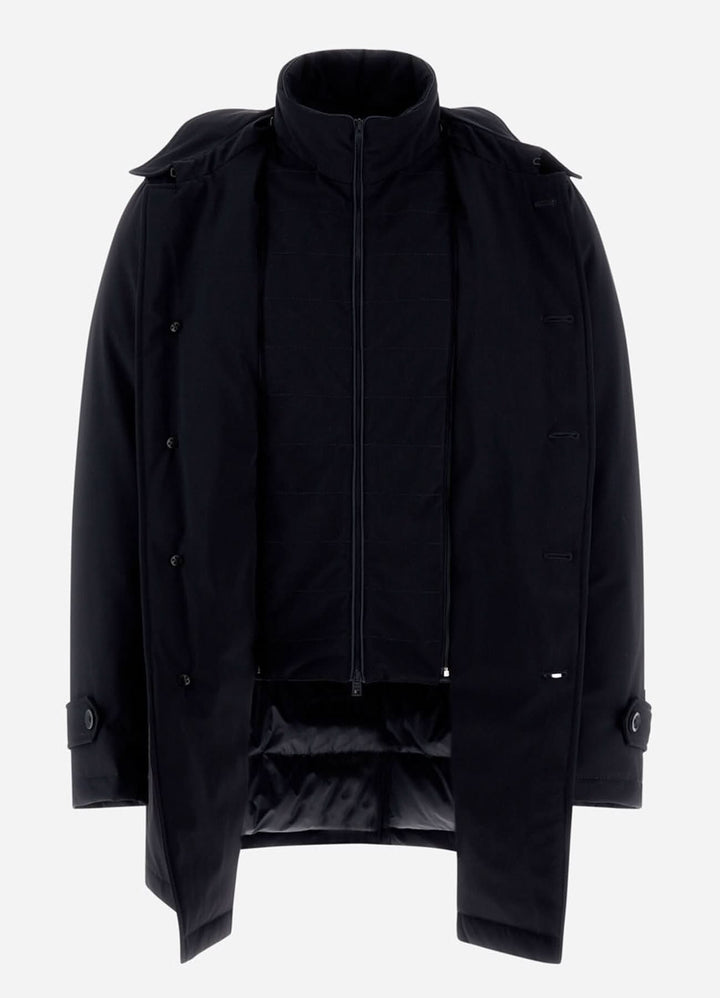 Trench coat noir en tissu extensible, résistant à l'eau, avec bavette amovible pour une protection extérieure.
