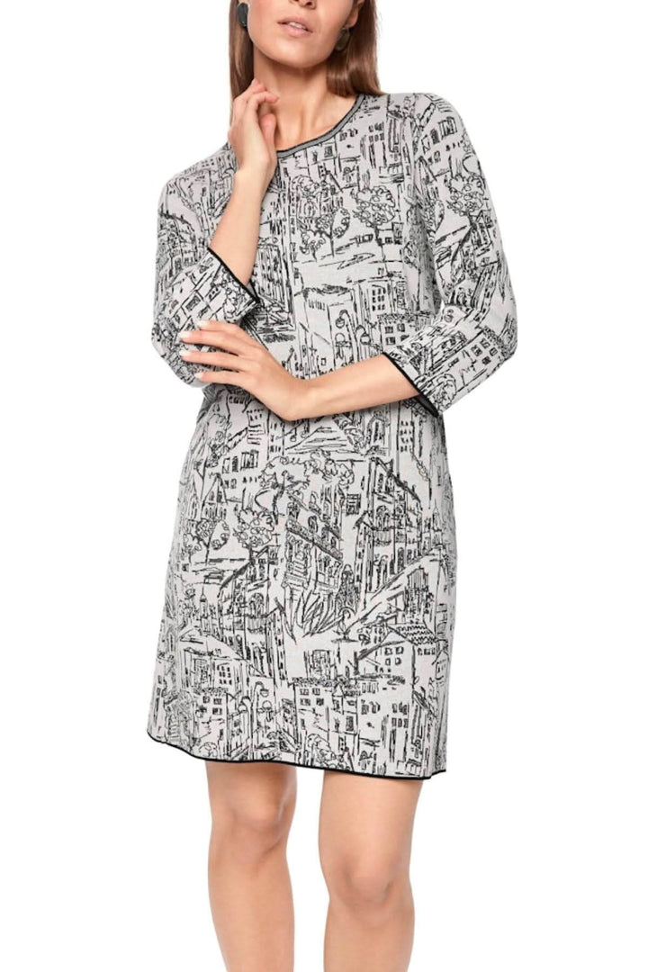 Robe à motif urbain avec imprimé croquis urbains noir et blanc, encolure ronde et manches 3/4 pour un look moderne et décontracté.