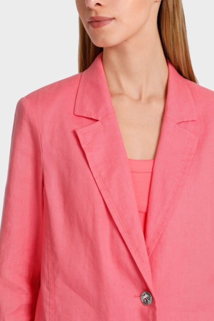 Blazer en lin rose, look froissé, coupe près du corps, avec bouton et col classique pour une tenue décontractée.