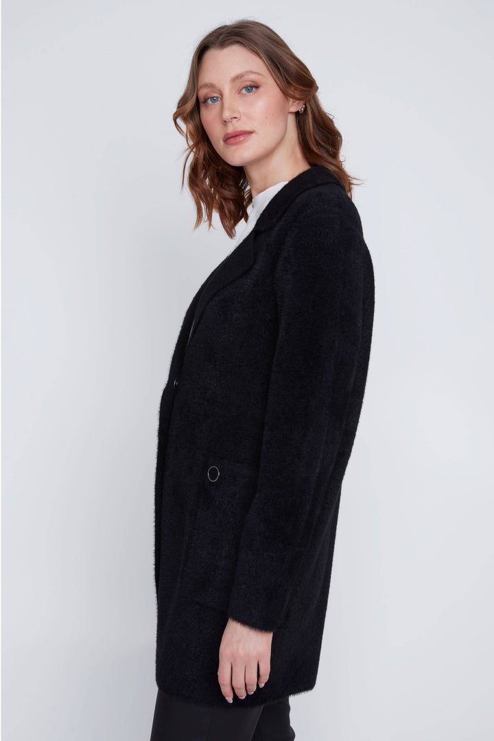 Manteau à poils courts noir, coupe droite élégante avec col à revers, offrant confort et chaleur.