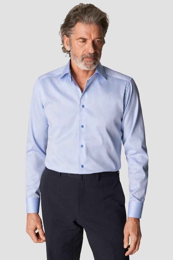 Homme portant une chemise en coton signature à col italien élégante