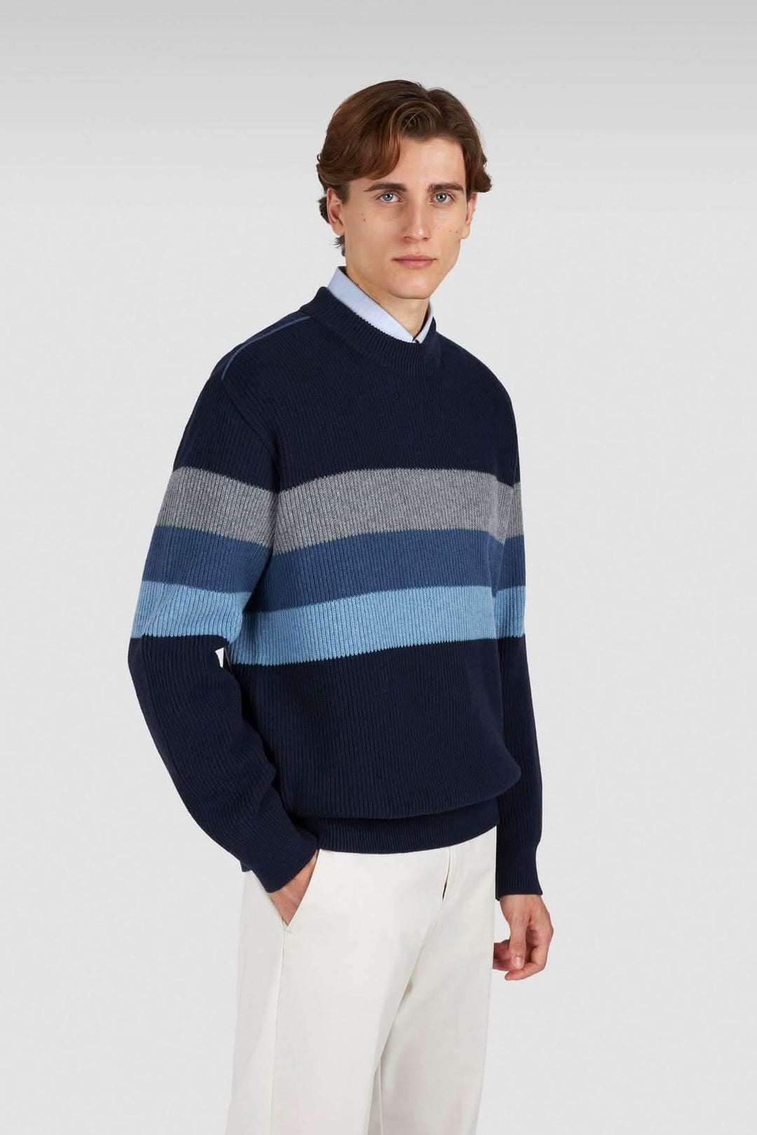 Chandail en maille à rayures texturées, col montant, coupe droite, idéal pour un look urbain.