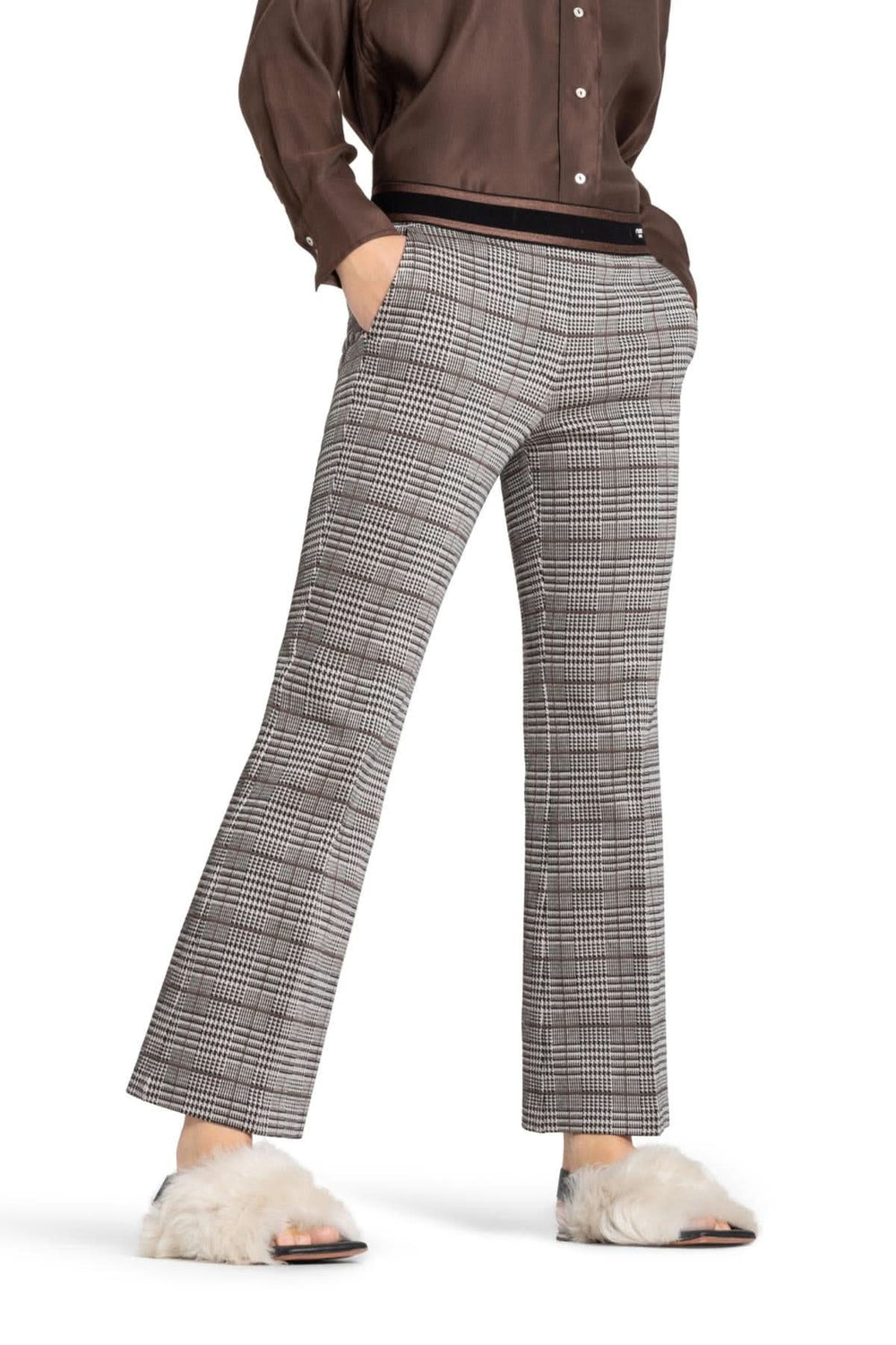 Pantalon cropped à motif prince-de-galles, coupe légèrement évasée et taille élastique contrastée.